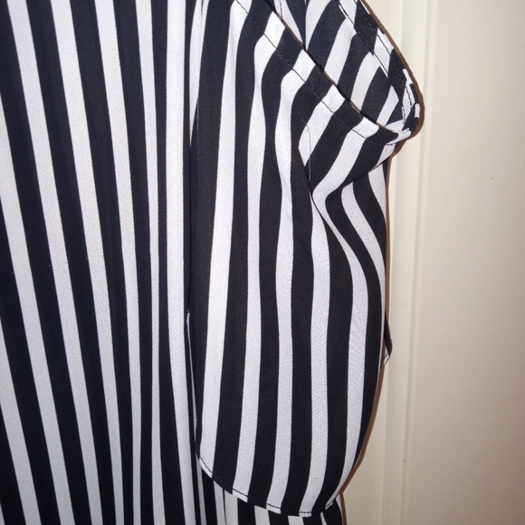 3/$10 Jones Studio Open Shoulder Short Sleeve Pinstripe Top Size Small - Picture 3 of 7